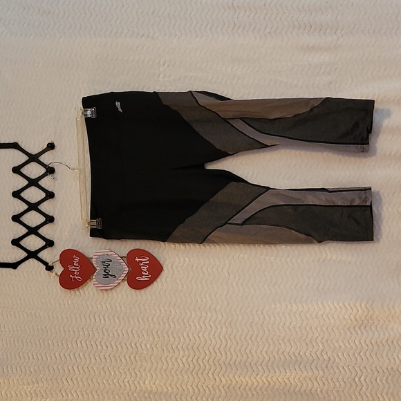 Pants - Avia Athletic Ladies Capris Black & Grey Size Large